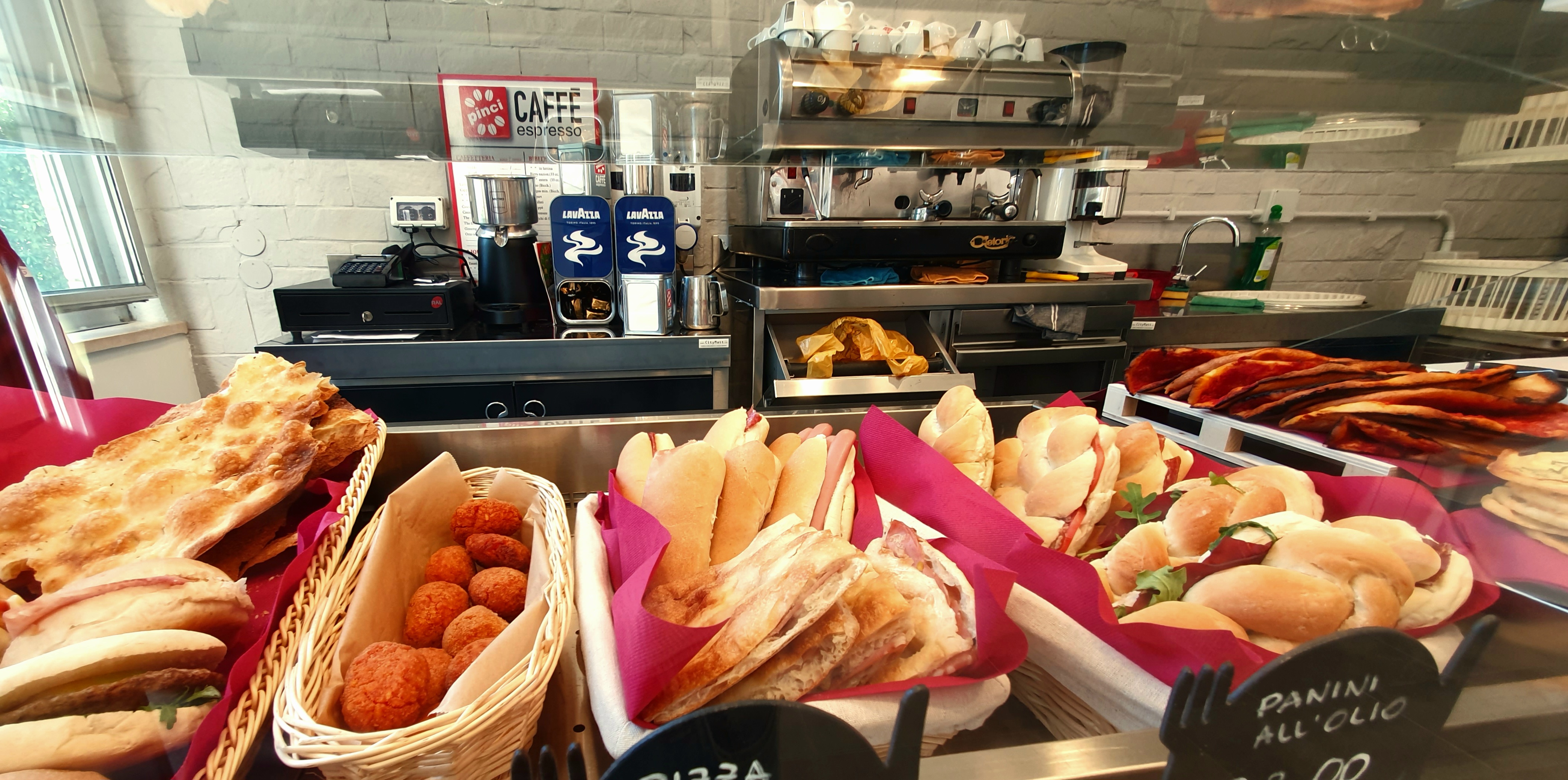Banco bar con panini, focacce e macchina da caffè