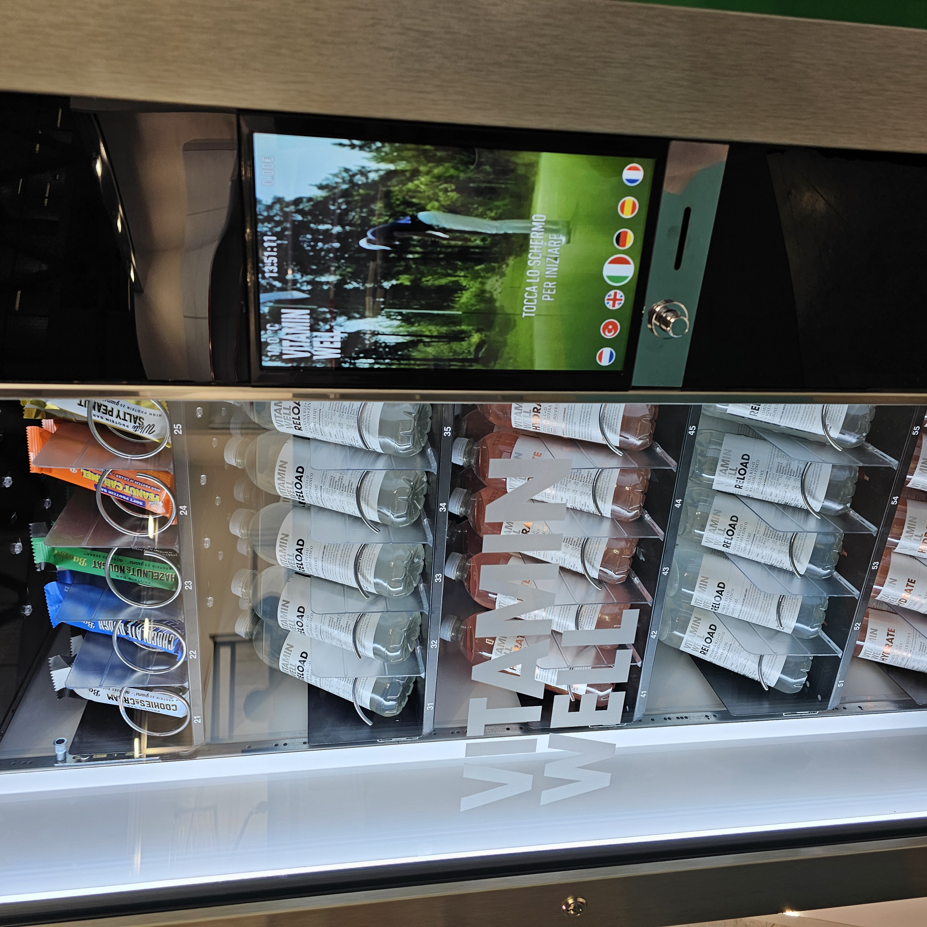 Dettaglio di un distributore di bevande e snack con schermo digitale