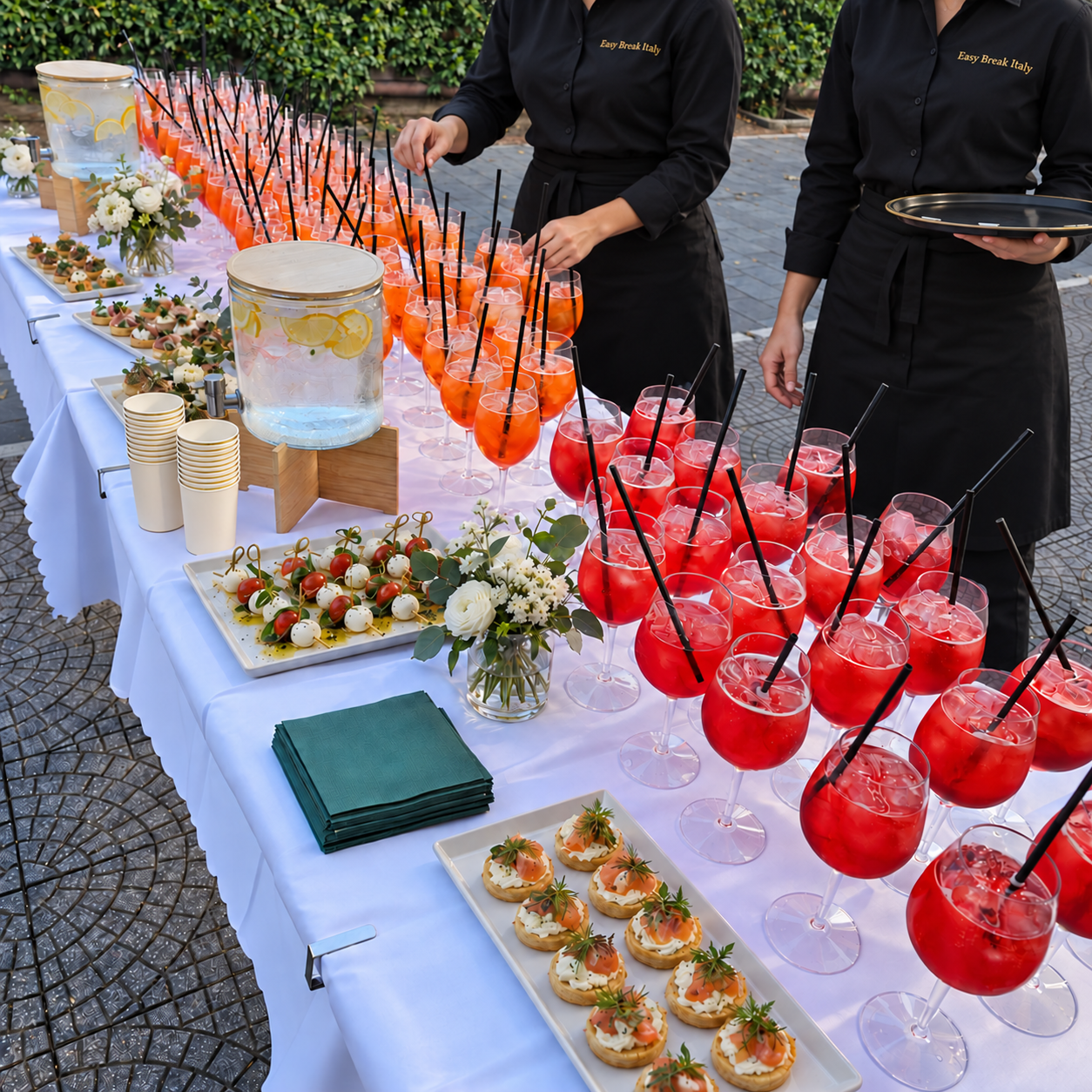 Allestimento all’aperto con drink, acqua e piccole proposte di light catering