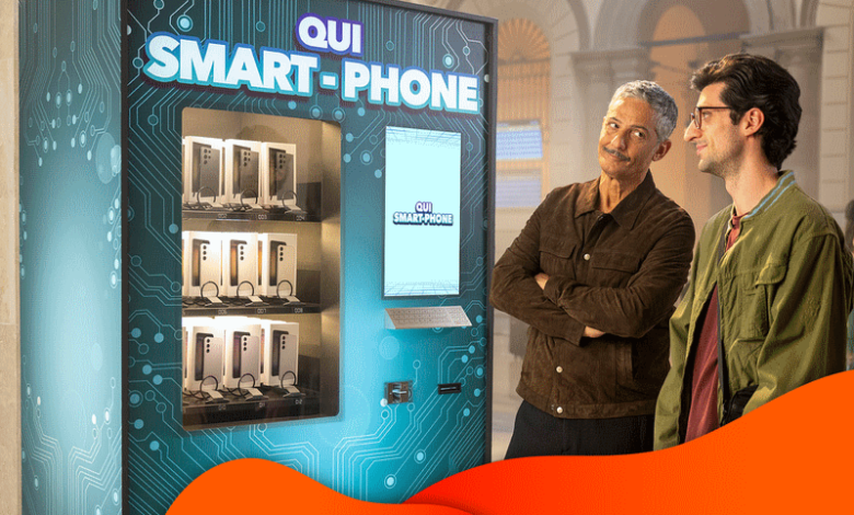 Distributore con grafica personalizzata all’interno di uno spot pubblicitario