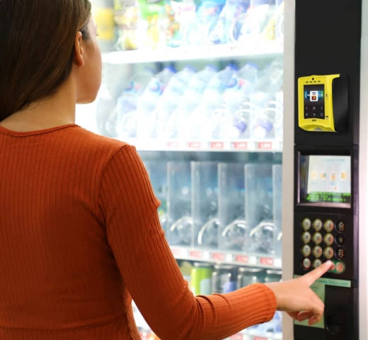 Utilizzo di un distributore automatico dotato di lettore per pagamenti elettronici