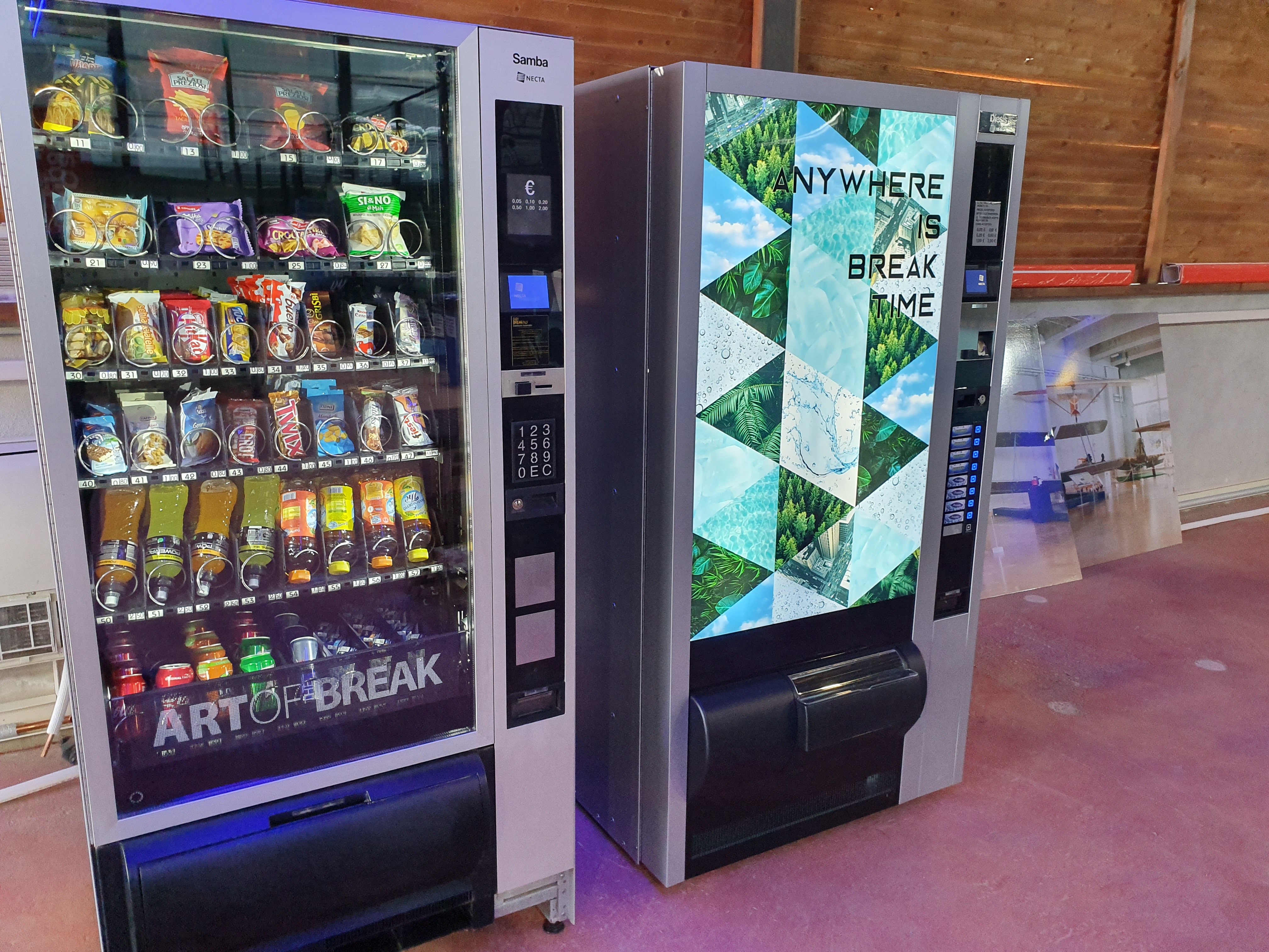 Distributori affiancati per snack, bevande e caffè con pannelli grafici